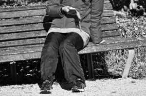 Hvad betyder tilknytningsangst i kærlighedsrelationer?