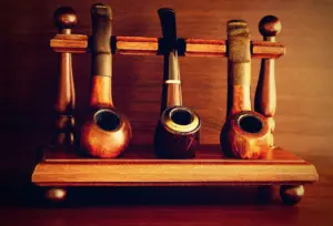 Hvad betyder udtrykket ‘at stikke piben ind’?